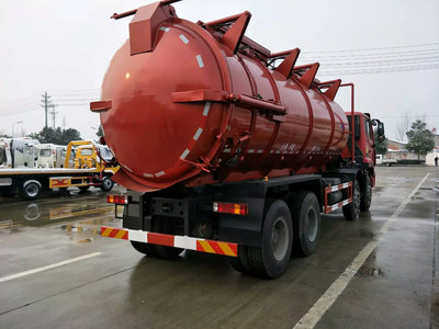 既能辦營(yíng)運(yùn)證又能享受免征的吸污車——新疆重汽前四后八吸污車