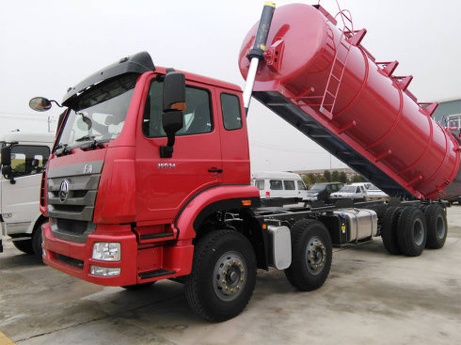 重汽豪瀚前四后八20.4方吸污車 高效環(huán)衛(wèi)作業(yè)的可靠伙伴
